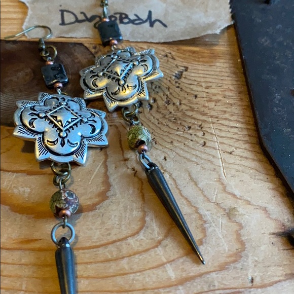 🇺🇸1 PAIR LEFT // earrings FREE WITH A PURCHASE - Picture 3 of 8